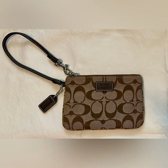 Coach | Wristlet! - Picture 2 of 11